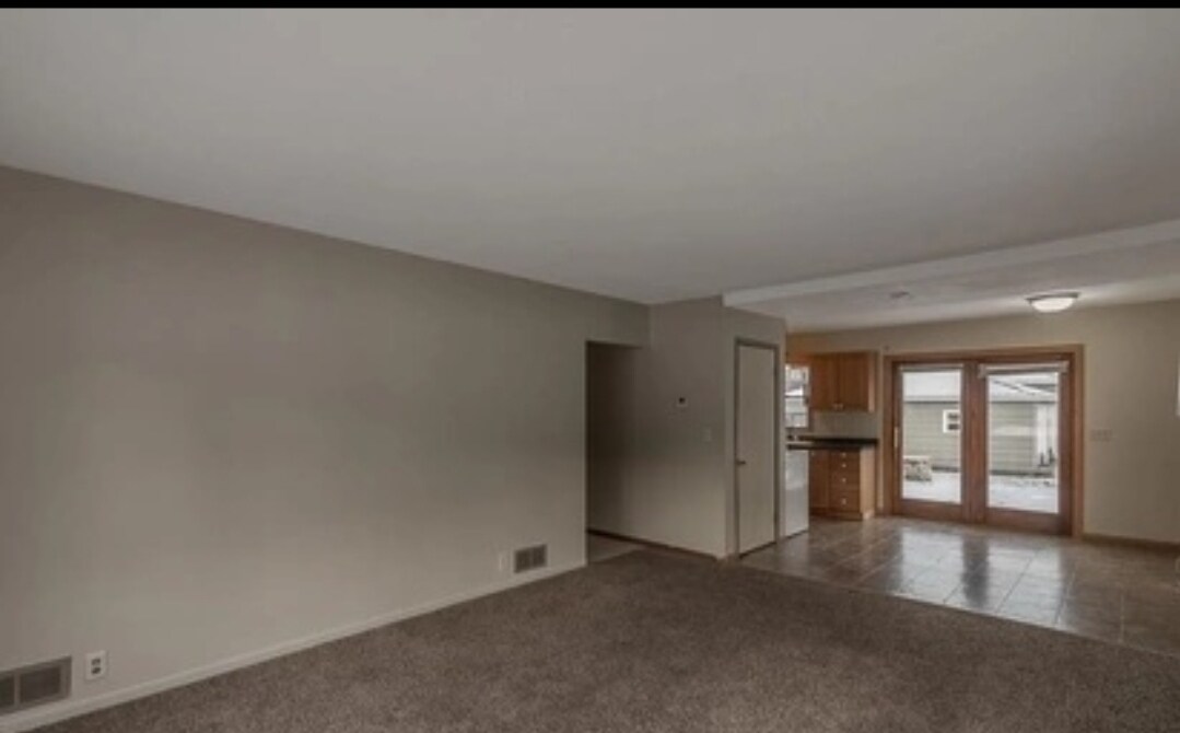 Living room - 802 Le Hillier St