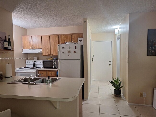 Building Photo - 2701 Riverside Dr