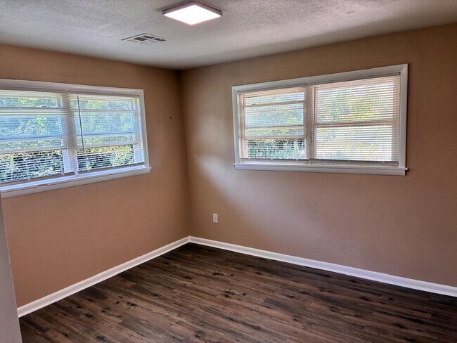 Building Photo - 3 Bed 1.5 Bath Rental Home in Prue - Move-in Ready