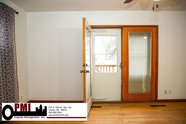 Building Photo - 3 Bedroom and 1.5 bathroom House for rent