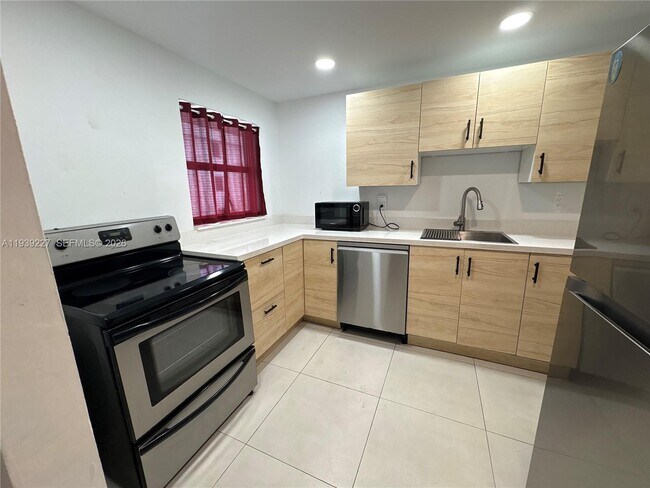 Building Photo - 1331 Lincoln Rd