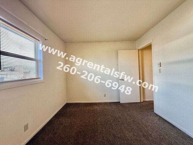 Building Photo - 1042 Lewis Pl