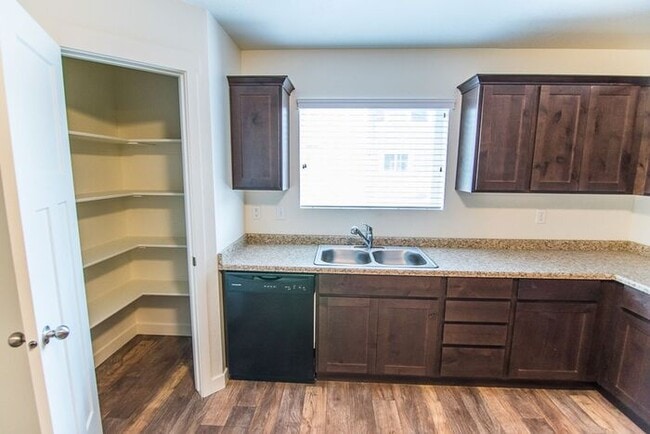 Building Photo - THE LOCHS! Gorgeous Townhome First Month Free