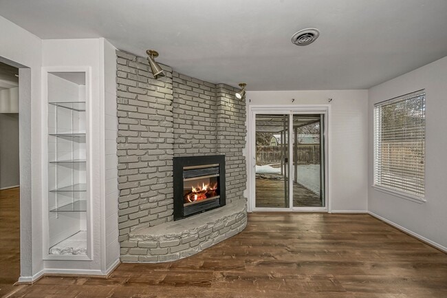 Building Photo - 3-bedroom 2-bathroom home with fenced back...