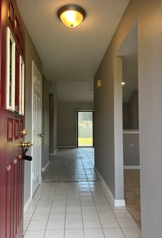Building Photo - Updated & Remodeled 2/2 Townhouse in Kissi...