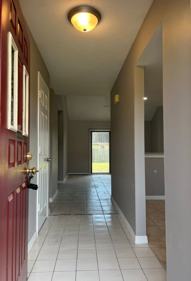 Building Photo - Updated & Remodeled 2/2 Townhouse in Kissimmee