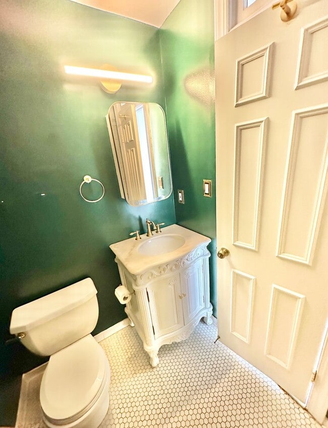 Building Photo - Beautiful Balfour Historic 1 Bedroom Condo 16th & U Street