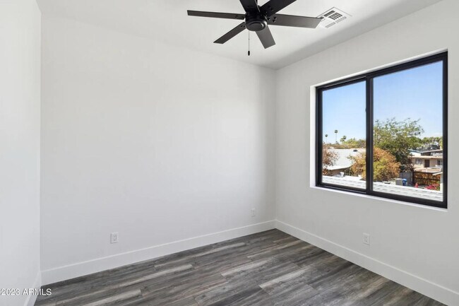 Building Photo - 902 W Hazelwood St