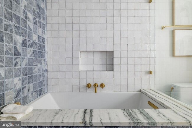 Building Photo - 2460 Ontario Rd NW