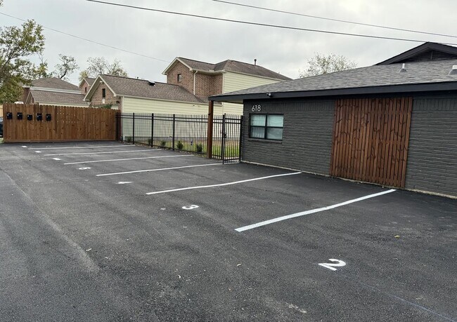 Building Photo - 618 E 40th St