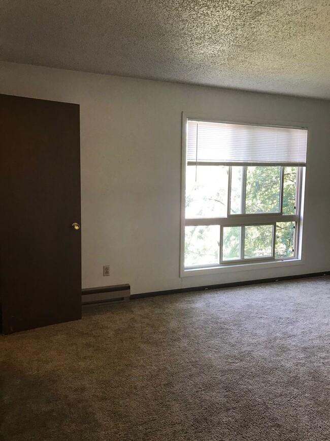 Building Photo - 2 Bedroom 1 Bathroom Centrally Located -MO...