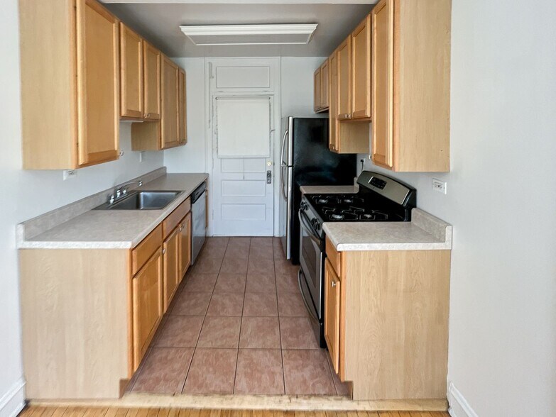 Building Photo - 1605 W Sunnyside Ave