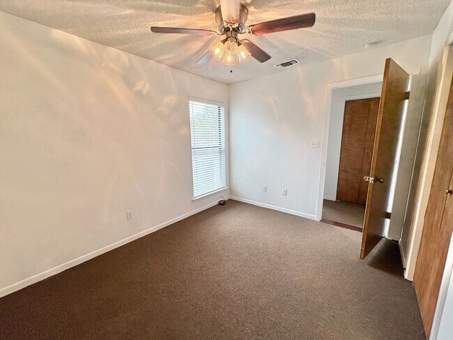 Building Photo - ***2 Bedroom 3 Bathroom Townhome for Lease in Horseshoe Bay, TX.***