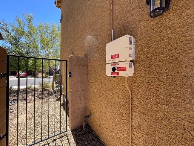 Building Photo - 4 BED 2.5 BATH 2 CAR GARAGE SINGLE FAMILY ...