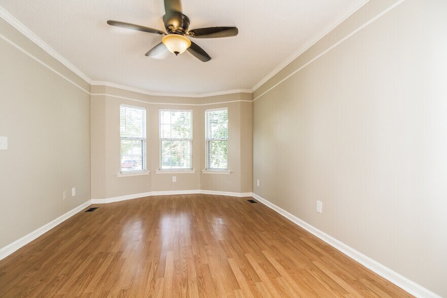 Building Photo - 2814 Meadowhill Dr