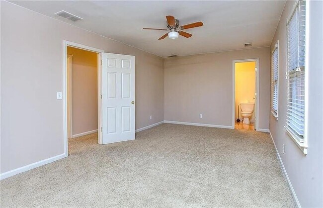 Building Photo - 800 Satinwood Pl