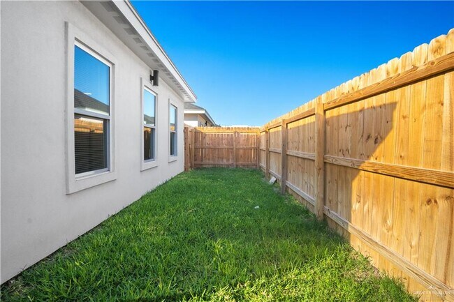 Building Photo - 24 N Onyx Ave