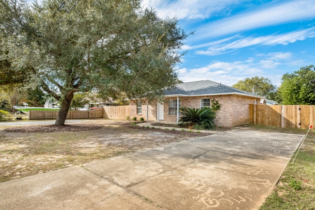 Building Photo - 1705 Oak Dr