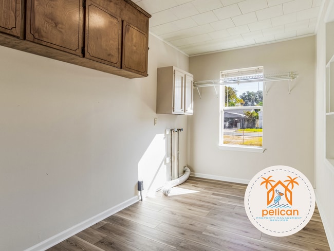 Building Photo - Cozy 2 Bedroom House with Large Yard in Pe...