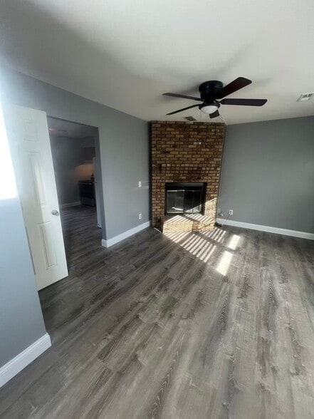 Building Photo - 4033 Hawthorn Dr