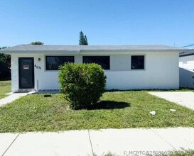 Building Photo - 4131 SW 23rd St