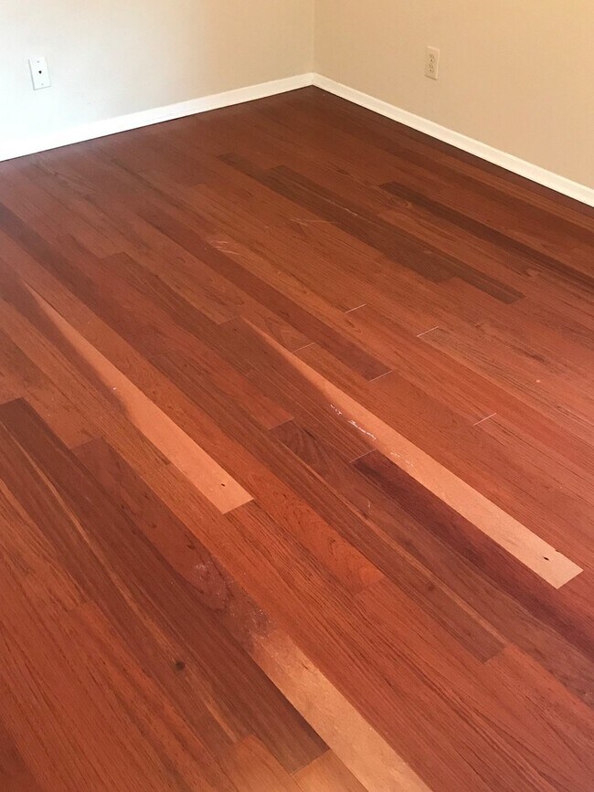 Building Photo - PRE-LEASE - HUGE HYDE PARK 1 BEDROOM - REAL WOOD FLOORS - $1375 - AVAIL AUG 10 2026