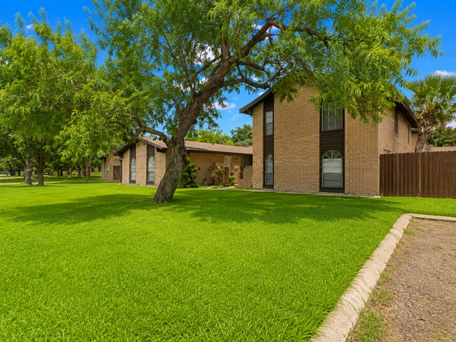 Building Photo - Oaks of Sam Houston