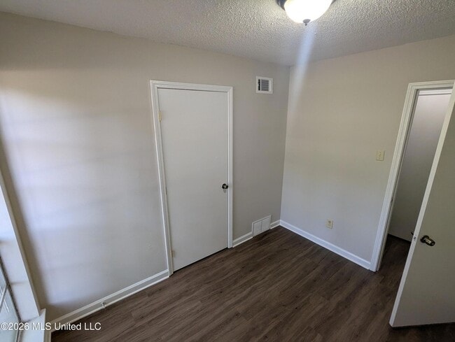 Building Photo - 6480 Forest Glen Dr
