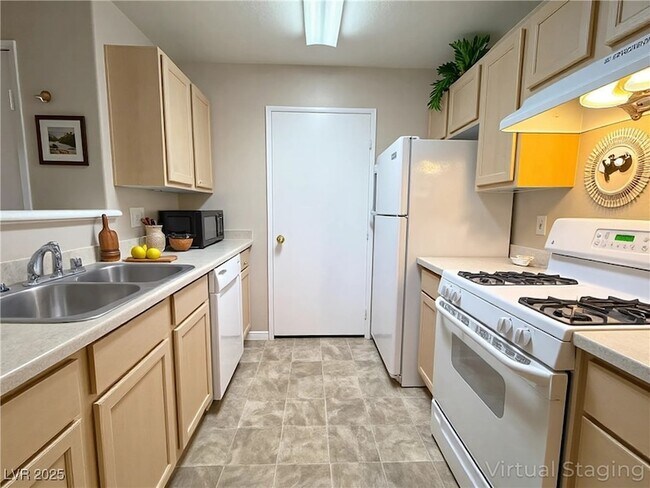 Building Photo - 950 Seven Hills Dr