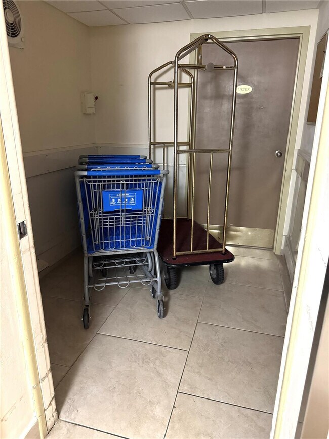 Building Photo - 1009 N Ocean Blvd