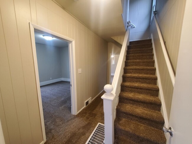 Building Photo - 4 Bedroom, 1 Bathroom home just South of Downtown!