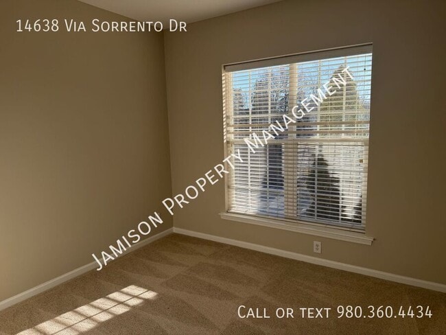 Building Photo - 14638 Via Sorrento Dr