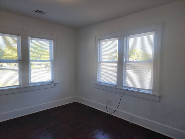 Building Photo - 2 bedroom 1 bathroom home