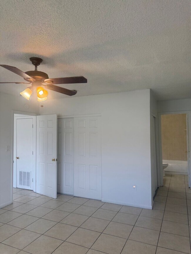 Building Photo - Spacious unit in Essex Park Condo, Kissimmee