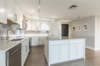 Building Photo - 205 Lakeshore Dr