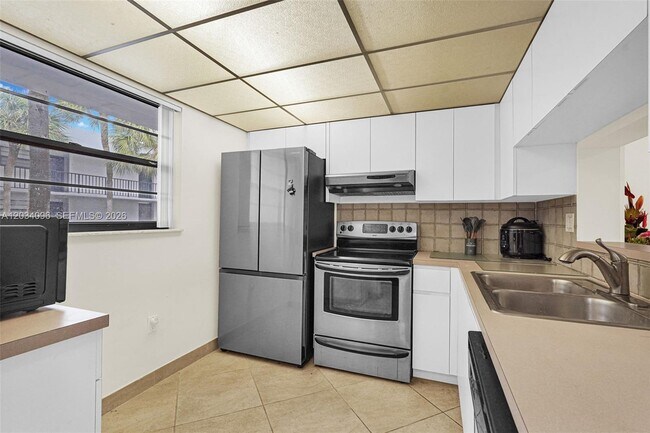 Building Photo - 10825 SW 112th Ave
