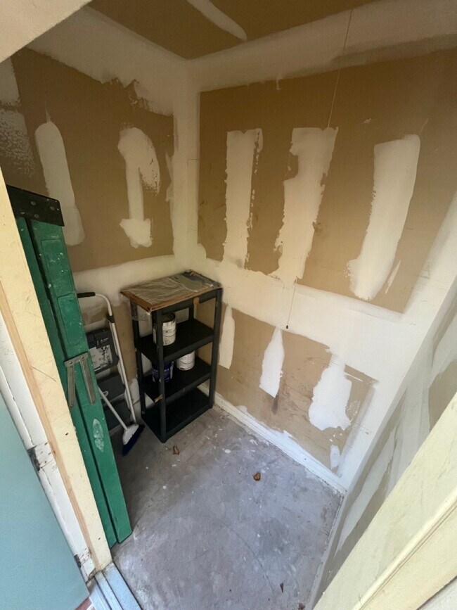 Storage shed. 4 x 6 - 317 Wimbledon Chase
