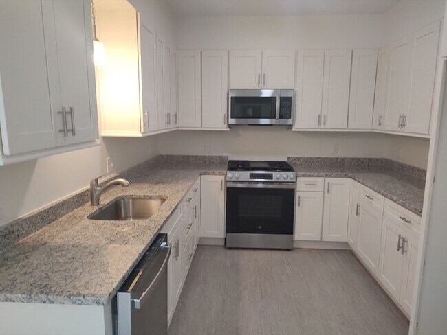 Building Photo - 10 Franklin Ave