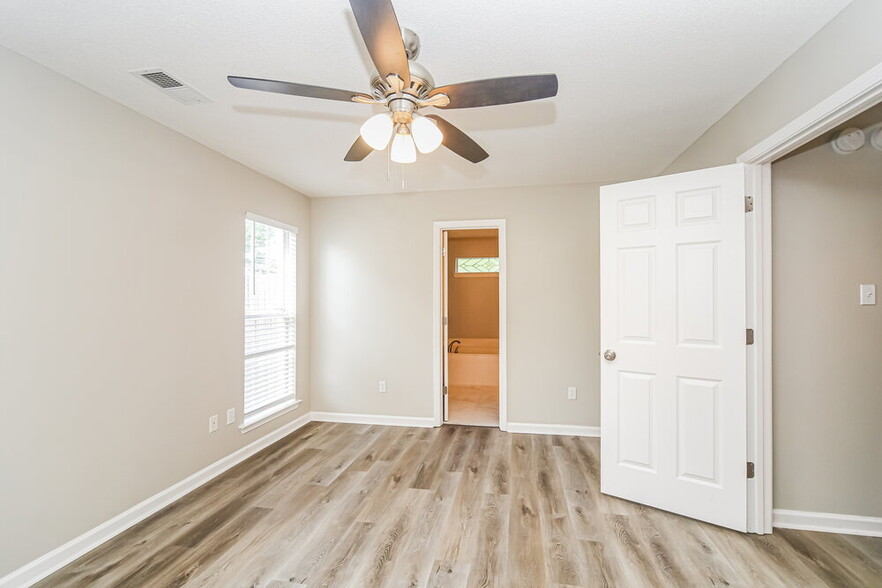 Building Photo - 10738 Pecan View Dr
