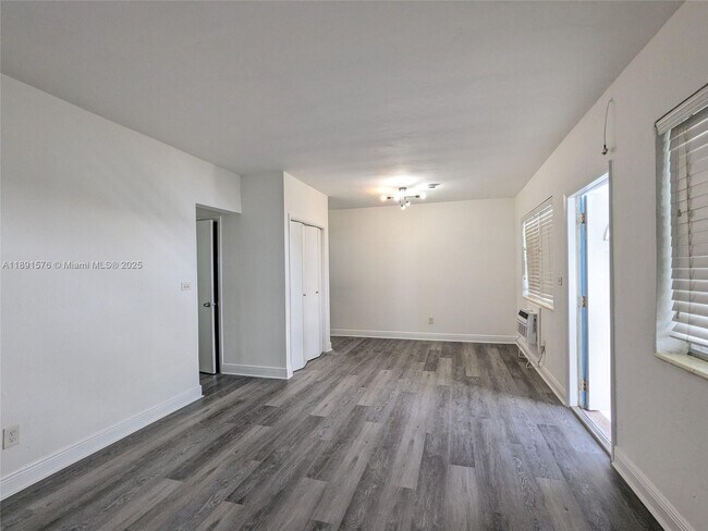 Building Photo - 7805 Crespi Blvd