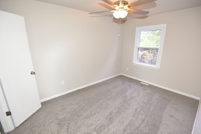 Building Photo - Renovated Townhome for Rent