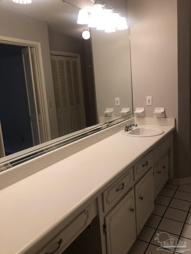 Building Photo - 3885 Hidden Oaks Dr