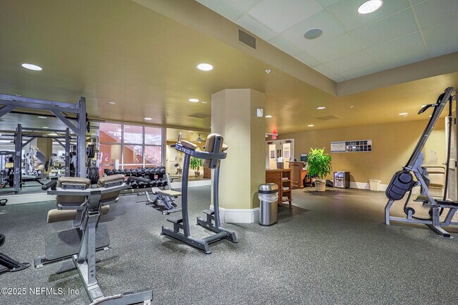 Building Photo - 9 Creek Side Dr