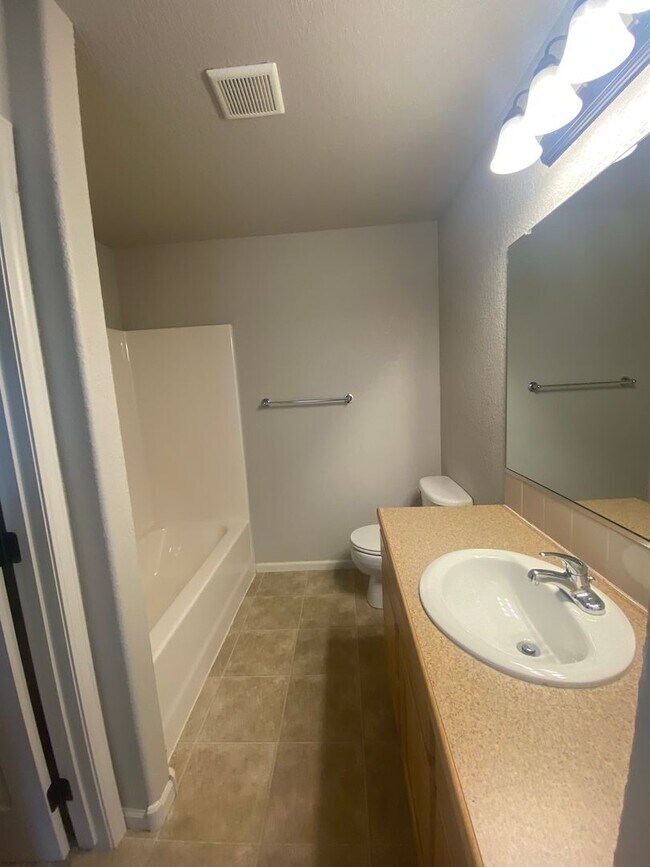 Building Photo - 4 BED | 3 BATH | 3 CAR GARAGE | SUMMERSET