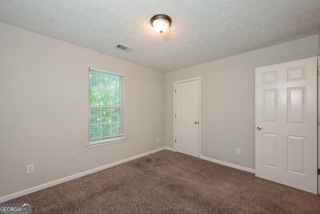 Building Photo - 154 Springbottom Dr SE