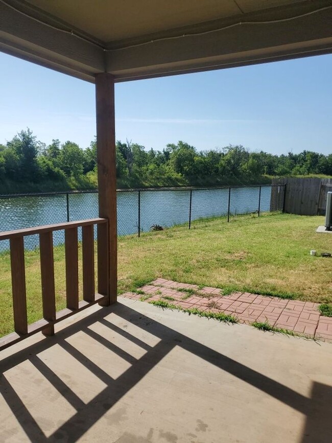 Building Photo - 4 bedrooms/2.5 bath over 2,000 square feet