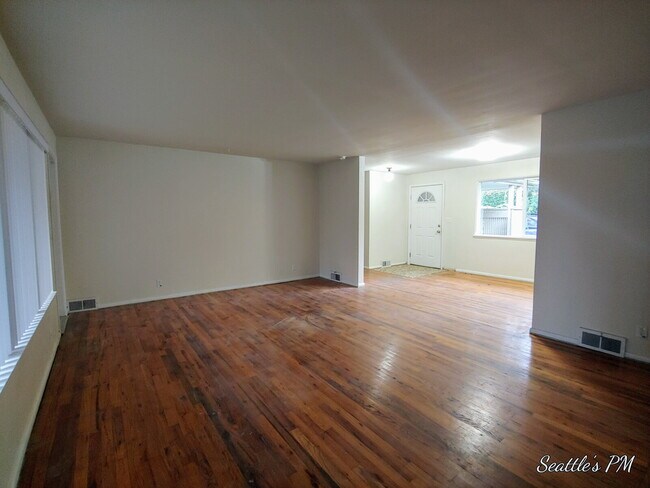 Building Photo - "Charming 2-Bed Retreat with Gleaming Hardwood Floors in Prime Seattle Location!"
