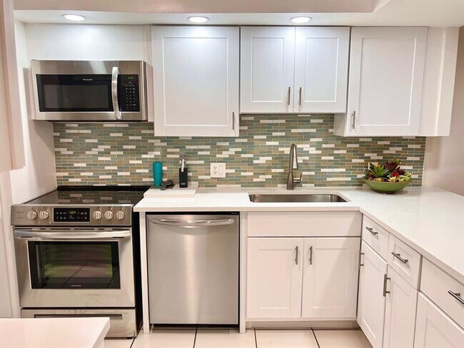 Building Photo - 3010 N Course Dr