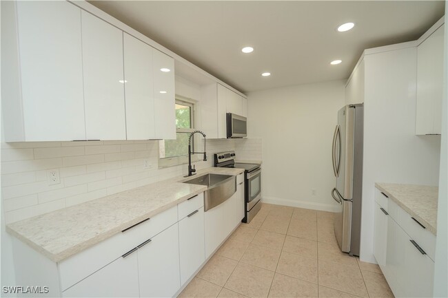 Building Photo - 2701 6th St W