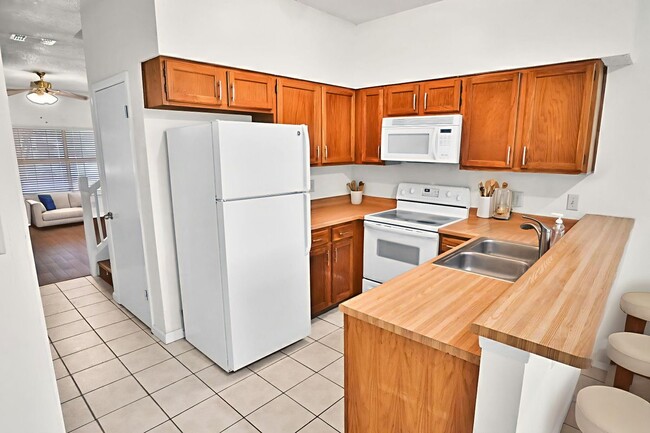 Building Photo - 12210 Apricot Dr